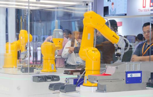 中美贸易战之下，全球工业机器人市场放缓